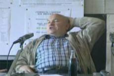 Как Юрий Лужков упал со стула на пресс-конференции