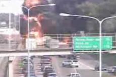 В Америке на шоссе в час пик взорвался бензовоз