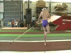 Мировой рекорд 90-летнего прыгуна с шестом