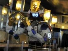 Посетителей ресторана в Бангкоке обслуживают танцующие роботы