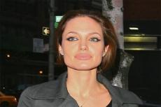 Анджелина Джоли работает губами