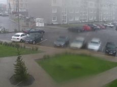 Ураган в Воронеже, сносящий мусорные контейнеры, попал на видео
