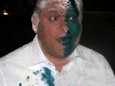 Кандидата в президенты Украины Добкина облили зелёнкой и засыпали мукой