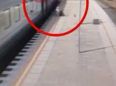 В Сочи проводник выпихнул пассажирку из поезда на полном ходу