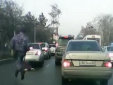 В Алматы автомобиль протащил девушку по асфальту
