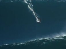 Серфер покорил волну рекордной высоты