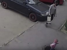 Падение младенца в канализационный люк в Чебоксарах попало на видео