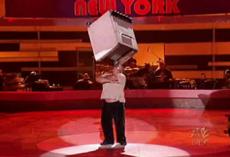 Американец проверил челюсти на прочность, удерживая на голове  кухонную плиту