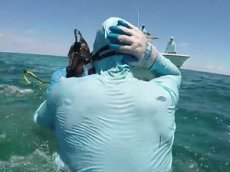Нападение акулы на подводного охотника сняли на видео