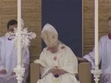 Папа Римский уснул во время мессы