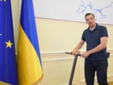 Новый премьер Украины прокатился на самокате по зданию правительства