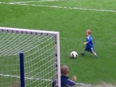 Двухлетний сын вратаря "Челси" стал звездой видеохостингов