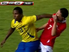 Чилийский футболист заработал штрафной за пощечину самому себе