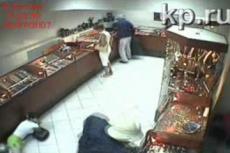 Пока бандиты грабили ювелирный, покупательница продолжала выбирать колечко
