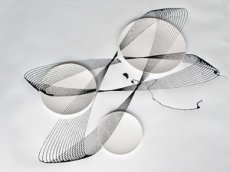 Дизайнер раскрасил тарелки при помощи маятника