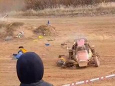 Гонщик сбил арбитров во время соревнований