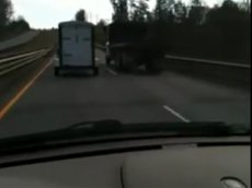 Водитель сняла на видео едва не убившие ее гонки грузовиков