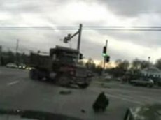 17-летний подросток устроил погром, уходя от погони на угнанном самосвале