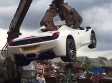 Британец показал, как его Ferrari уничтожают на свалке