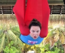 Екатерина Андреева похвасталась своей фирменной растяжкой