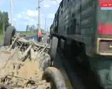 Пассажирский поезд Абакан — Москва снес на переезде автомобиль "Нива"