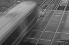 Мужчина чудом спасся из-под колес электропоезда