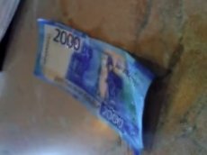 Купюра в 2000 рублей вызвала у официантки истерику