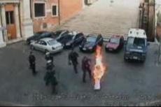 Итальянка совершила акт самосожжения на глазах у полицейских