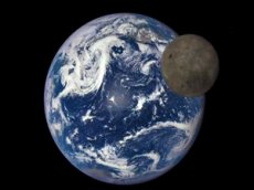 Опубликованы уникальные снимки обратной стороны Луны
