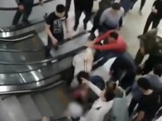 Жители Астаны руками остановили эскалатор, чтобы вытащить ребёнка