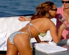 Марайя Кэри не устает раздеваться