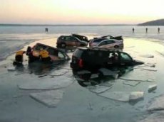 В США припаркованные на льду машины ушли под воду