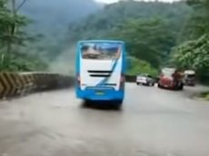 В Таиланде водитель на полном ходу выпал из автобуса