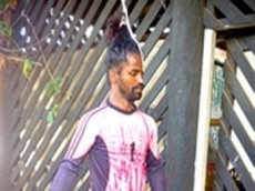 Мужчина провисел на своих волосах 23 минуты и 24 секунды