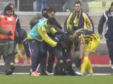 В Турции тренер избил фаната прямо во время матча!