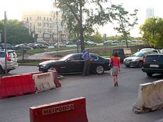 С мигалкой и по «встречке» черный бумер спешил… за покупками