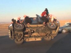 Экстремалы из Саудовской Аравии меняют колеса на ходу