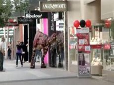 Динозавр в Мельбурне шокирует прохожих
