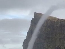 На Фарерских островах сняли видео, на котором вода течет вверх