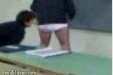 Ученик снял штаны с учителя прямо на уроке