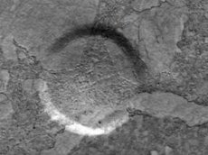 NASA опубликовало снимки Марса с «местом посадки НЛО»