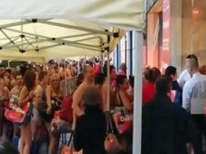 Бельгийский магазин бесплатно одел 100 голых  покупателей