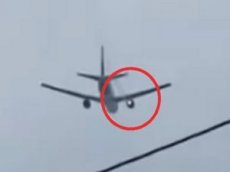 Посадка самолета с горящим двигателем в Японии попала на видео