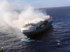 4000 машин загорелись на корабле в Тихом океане