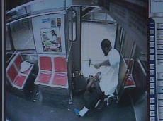 Жуткий случай в метро Филадельфии: мужчина молотком напал на пассажира
