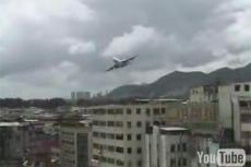 В Гонконге самолеты летают, едва не задевая крыши домов