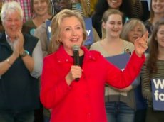 Клинтон залаяла во время выступления перед избирателями