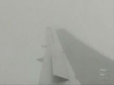 Молния ударила в крыло самолета