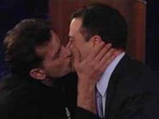Чарли Шин поцеловал телеведущего в губы