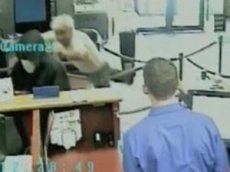 Дедушка задержал грабителя в банке